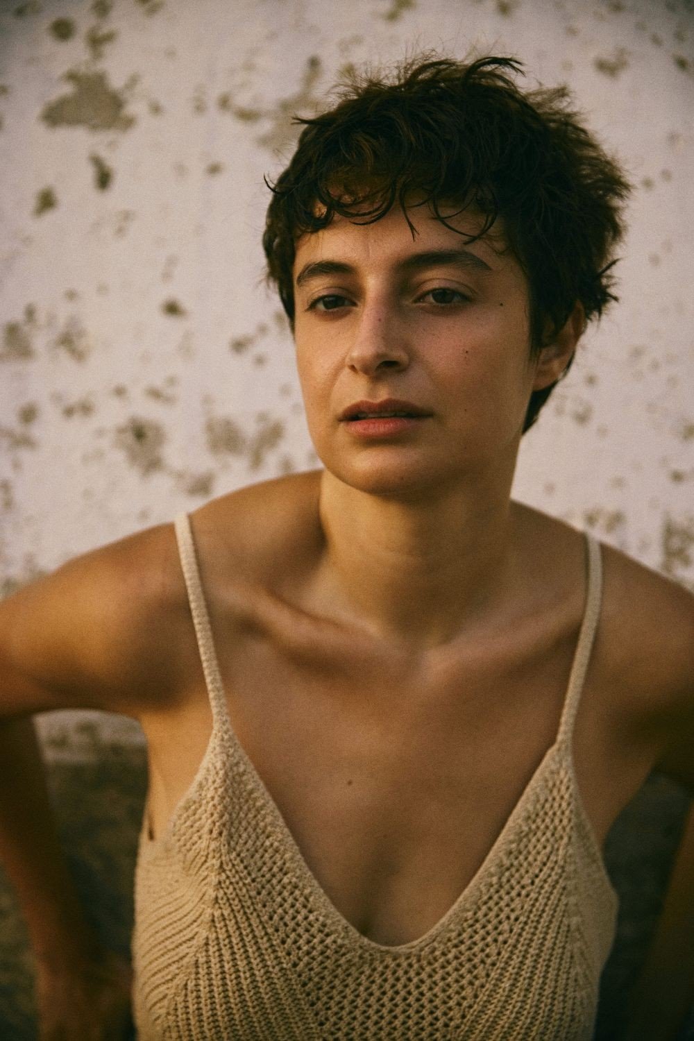 Isabelle Zighondi, capelli corti, luce naturale