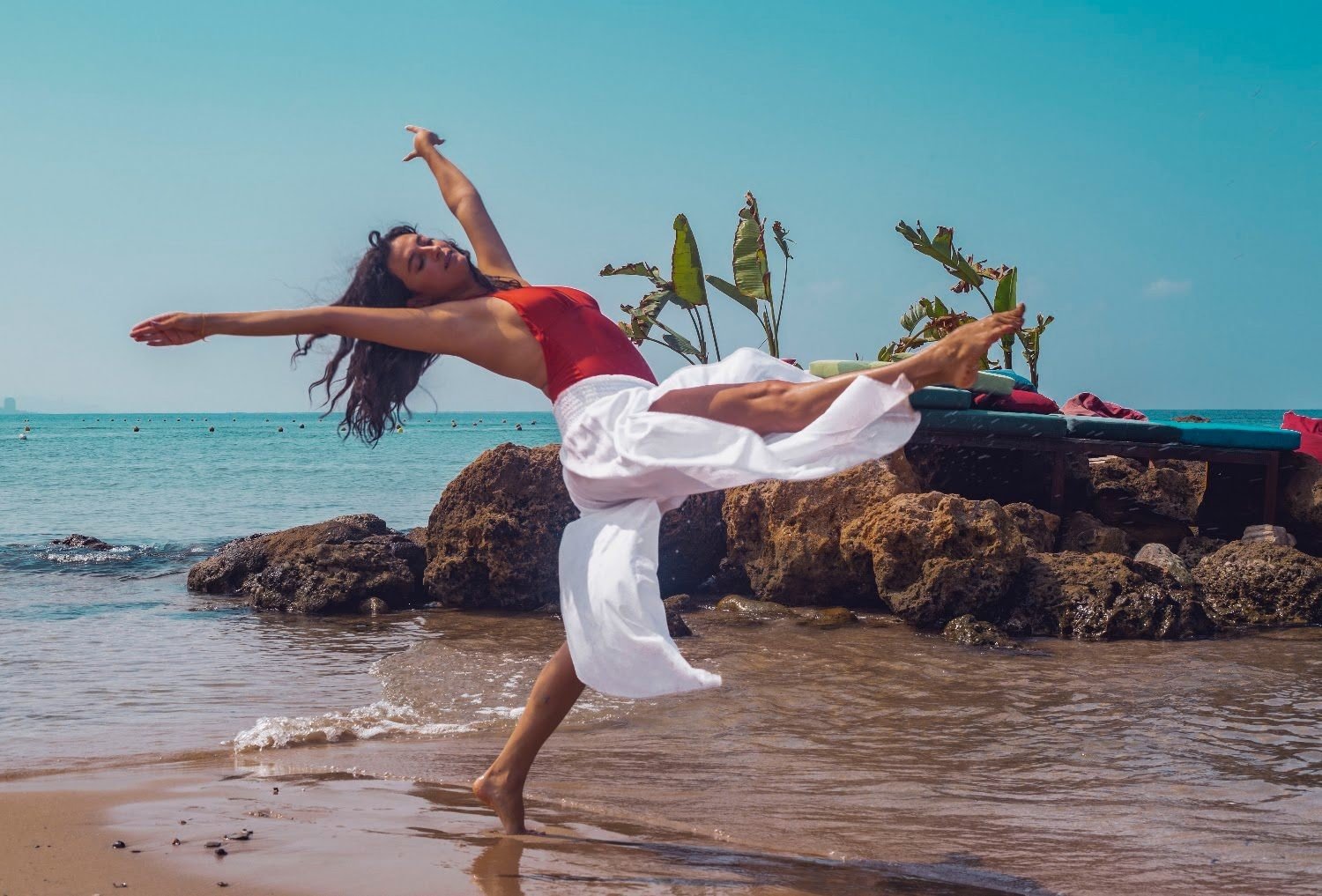 Isabelle Zighondi danza su una spiaggia