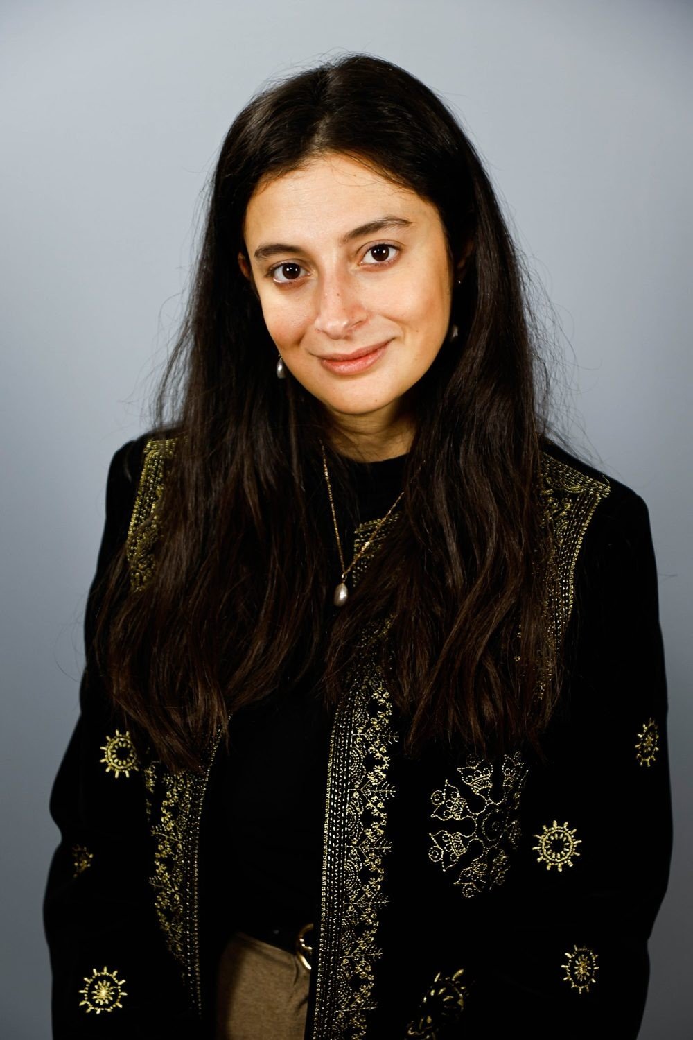 Isabelle Zighondi sorridente, giacca ricamata