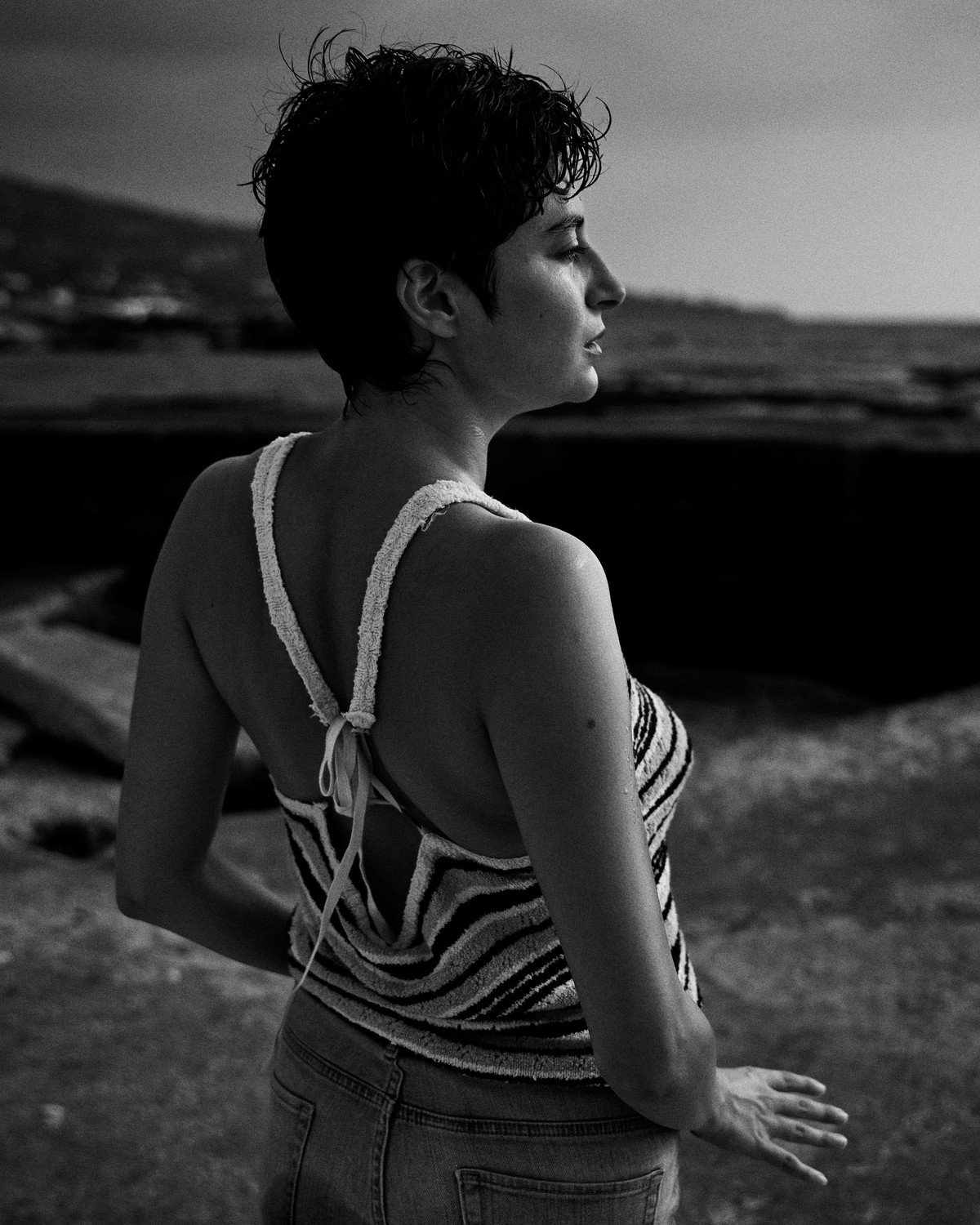 Isabelle Zighondi in bianco e nero davanti al mare, Libano