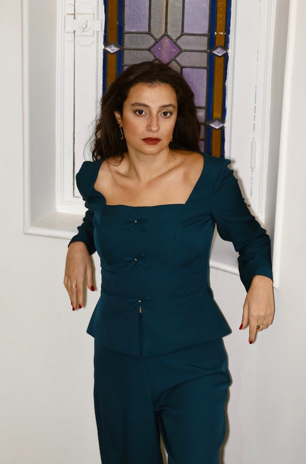 Isabelle Zighondi a figura intera, tailleur blu