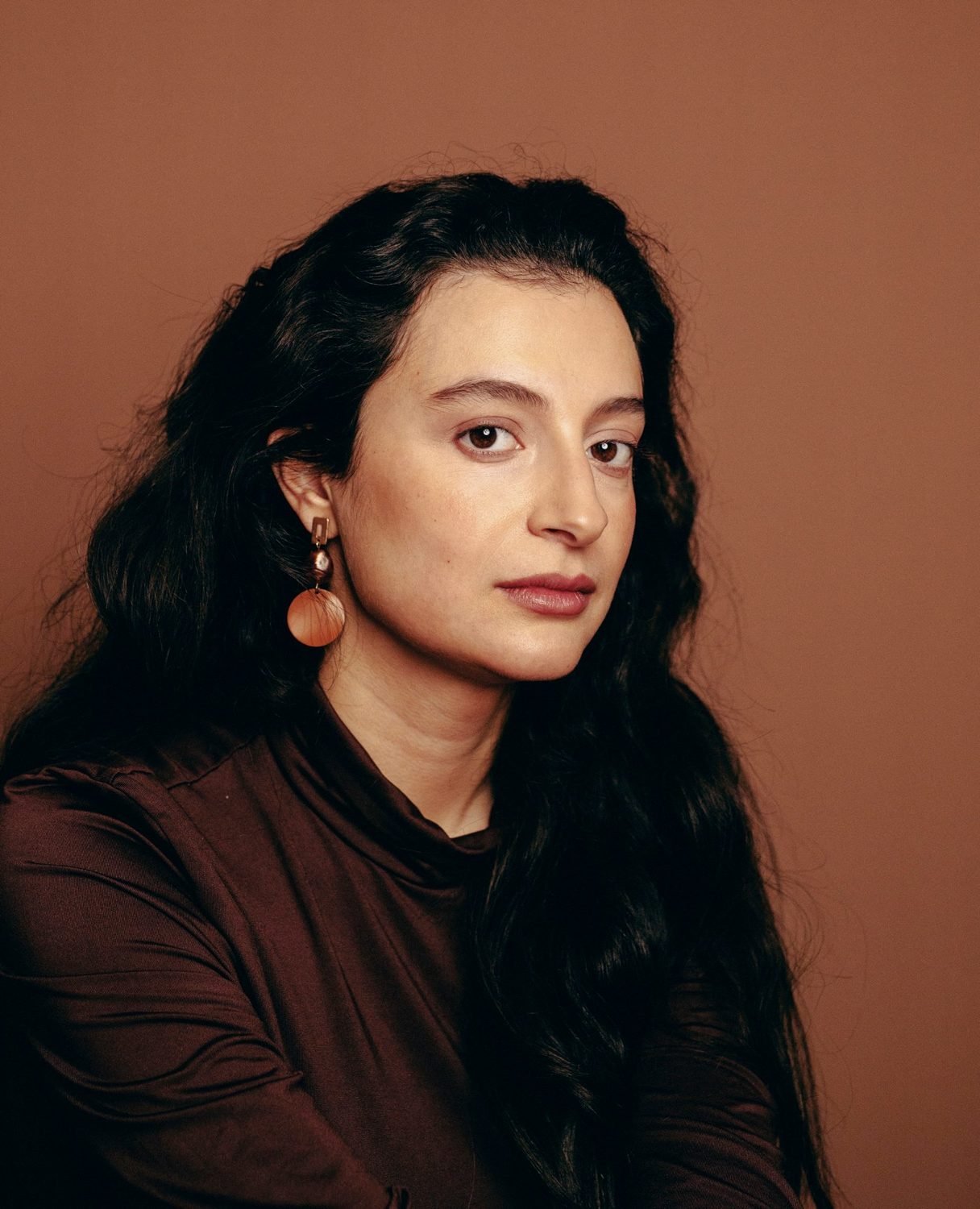 Isabelle Zighondi, ritratto di tre quarti, orecchini