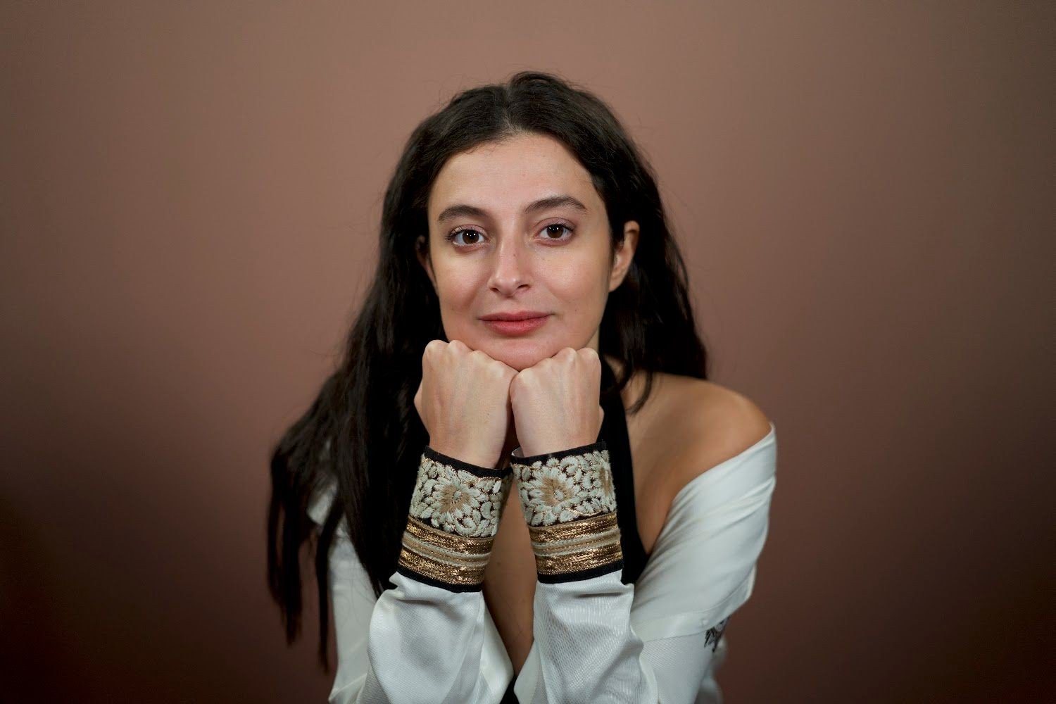 Isabelle Zighondi, ritratto su fondo caldo