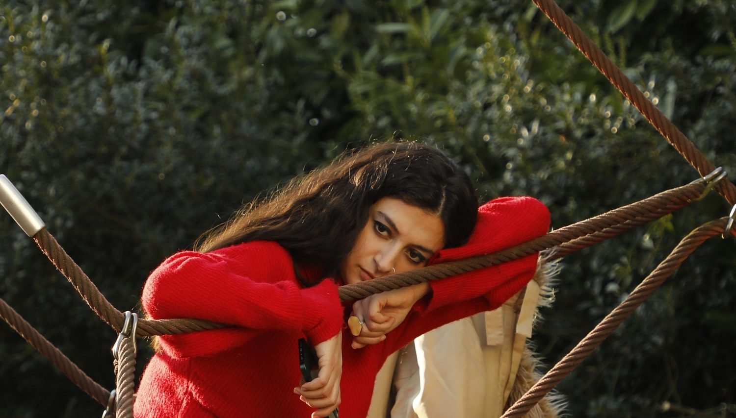Isabelle Zighondi, maglione rosso, fotogramma di film