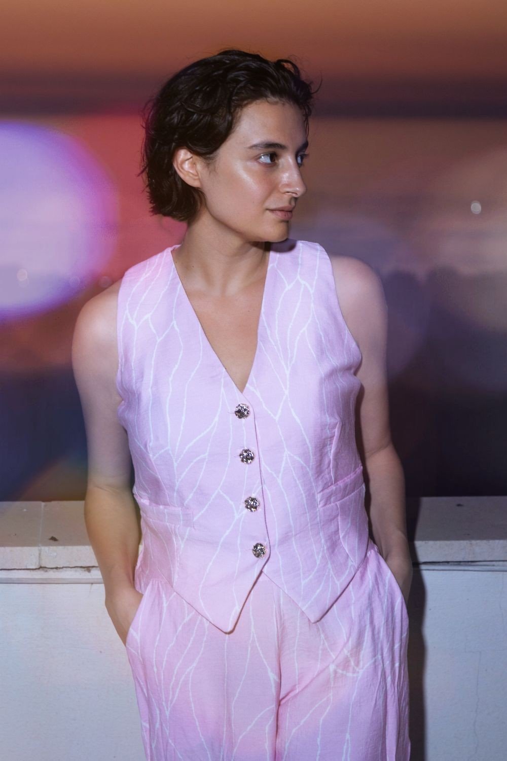 Isabelle Zighondi, tailleur chiaro, luce notturna